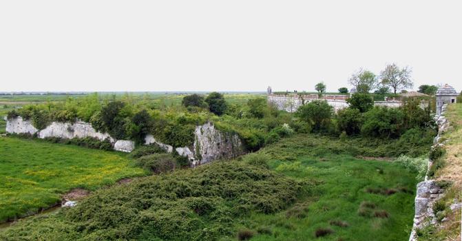Remparts de Brouage - Ouvrage avancé devant la porte d'Hiers et bastion Saint-Luc vus du bastion d'Hiers