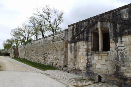 Remparts de Brouage - Courtine de la Mer - Vue côté ville à partir des latrines