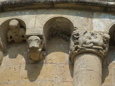 Aulnay-de-Saintonge - Eglise Saint-Pierre-de-la-Tour - Chevet - Chapiteau et modillon sculptés