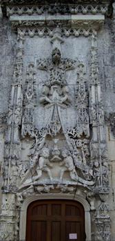 Château de Crazannes - La façade Renaissance - Décoration du dessus de la porte: une représentation des principes alchimiques?