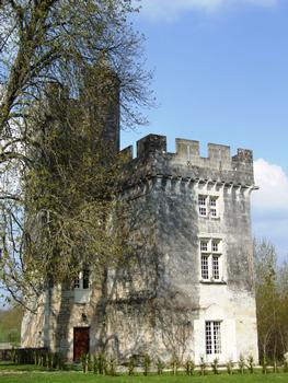 Château de Crazannes - L'ancien donjon réaménagé au 16 ème quand il avait été incorporé à l'aile Renaissance aujourd'hui disparue
