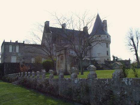 Château de Crazannes - L'ensemble du château des éléments de l'aile Renaissance reliant le château à l'ancien donjon et qui a été démolie vers 1910