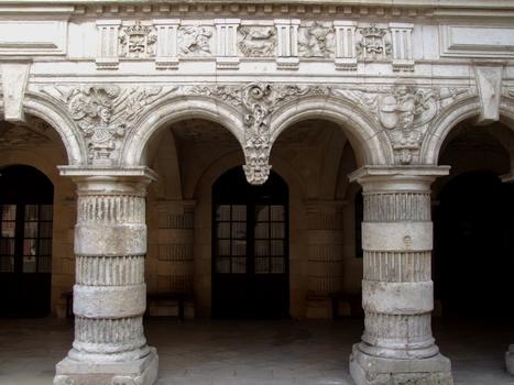 Hôtel de ville de La Rochelle - Les «colonnes françaises» de la galerie du corps de logis principal construit sous le règne de Henri IV entre 1595 et 1606