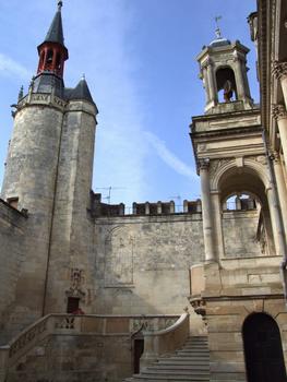 Hôtel de ville de La Rochelle - L'escalier refait au 19ème siècle avec la statue représentant le roi Henri IV