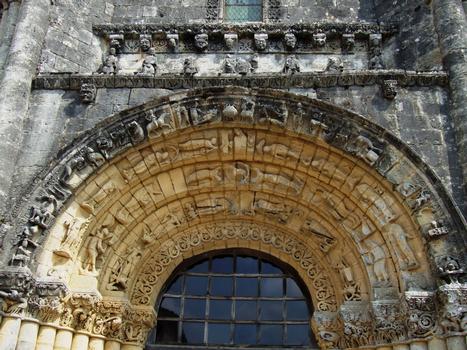 Fenioux - Eglse de l'Assomption Notre-Dame - façade occidentale - Portail à quatre voussures: Zodiaque sur la voussure extérieure, Combat des Vertus et des Vices