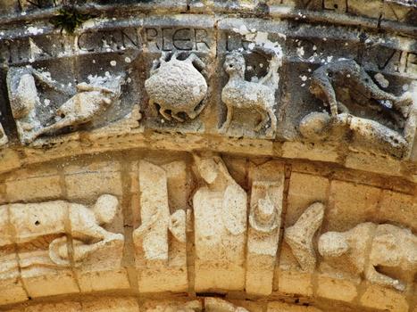 Fenioux - Eglse de l'Assomption Notre-Dame - façade occidentale - Portail à quatre voussures: Zodiaque sur la voussure extérieure, Combat des Vertus et des Vices - Détail