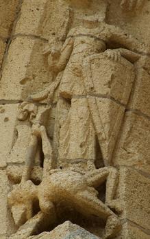 Fenioux - Eglse de l'Assomption Notre-Dame - façade occidentale - Portail à quatre voussures: Combat des Vertus et des Vices - Détail