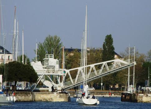 La Rochelle - Pont levant du Gabut à l'entrée du bassin des chalutiers - En fonctionnement