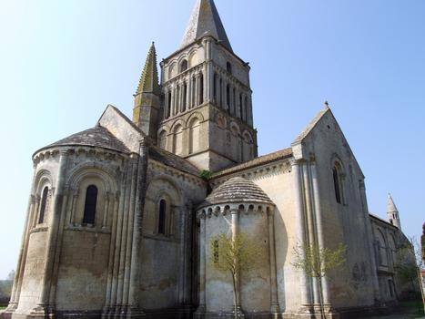 Aulnay-de-Saintonge - Eglise Saint-Pierre-de-la-Tour - Ensemble côté nord vu du chevet