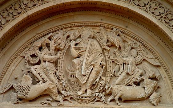 Charlieu - Abbatiale - Narthex - Côté Nord - Portail côté Est : Le Christe en gloire entouré du tétramorphe (représentant les évangélistes) et deux anges