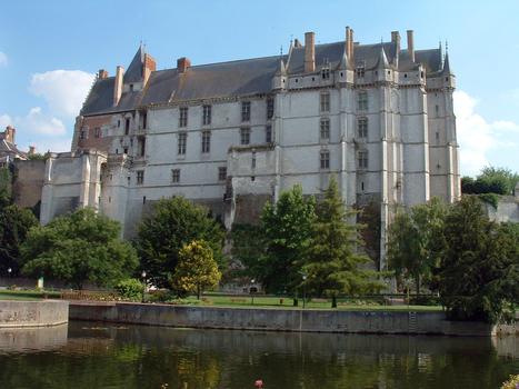 Châteaudun - Château - L'élévation de la partie Nord du château: à droite l'extrémité de l'aile dite de Dunois, à gauche l'aile dite de Longueville non achevée