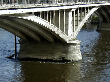 Pont Camille de Hogues, Châtellerault.Pile -Côté amont