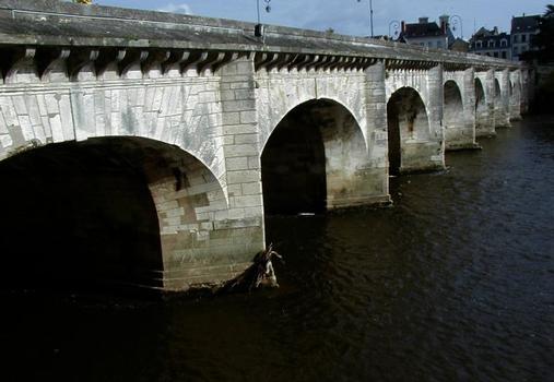 Pont Henri IV à Châtellerault.Côté amont