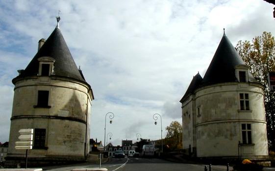 Pont Henri IV à Châtellerault.Tours d'entrée