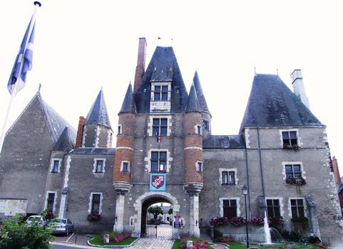 Aubigny-sur-Nère - Château des Stuarts - L'entrée du château avec le drapeau écossais