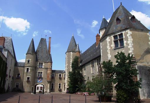 Aubigny-sur-Nère - Château des Stuarts - Cour du château