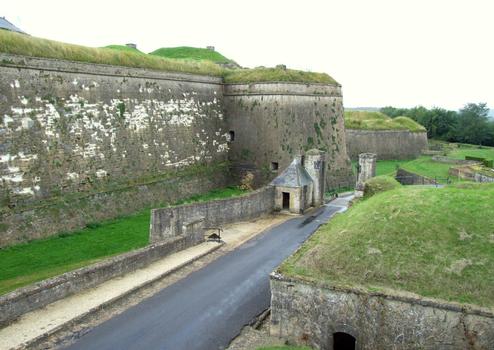 Citadelle de Montmédy - Première porte avec pont-levis et remparts