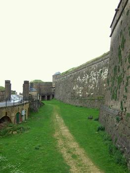 Citadelle de Montmédy - Fossé, remparts et entrées dans la citadelle