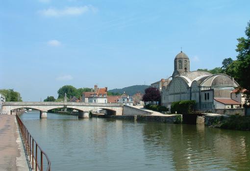 Clamecy - Eglise Notre-Dame-de-Bethléem - Ensemble avec le pont sur l'Yonne