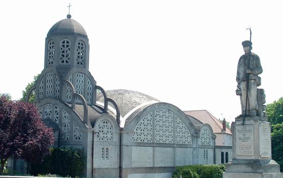 Clamecy - Eglise Notre-Dame-de-Bethléem - L'église et le monument dédié aux flotteurs de Clamecy
