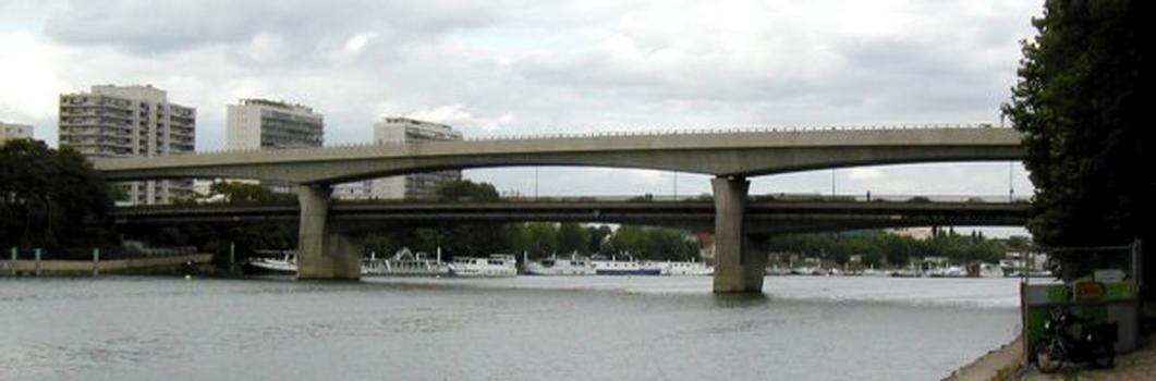 Pont-métro de Clichy.Pont-routier en arrière-plan