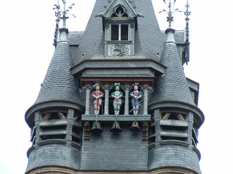 Compiègne - Hôtel de ville - En haut du beffroi abritant la bancloque, cloche communale fondue en 1303, les jacquemarts, les Picantins, Flandrin, le Flamand, Langlois, l'Anglais et Lansquenet, l'Allemand, qui sonnent toujours les heures