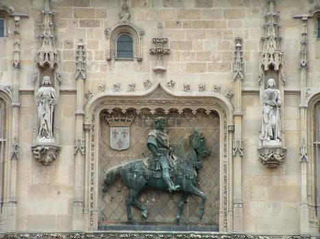 Compiègne - Hôtel de ville - Statue équestre du roi Louis XII réalisée au 19ème siècle pour la façade