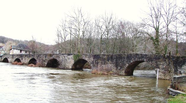 Allasac - Pont médiéval du Saillant sur la Vézère - Ensemble vu de l'aval