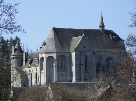 Saint-Angel - Eglise priorale Saint-Michel-des-Anges - L'ensemble du prieuré vu du nord au sommet de la colline