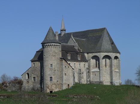 Saint-Angel - Eglise priorale Saint-Michel-des-Anges - L'ensemble du prieuré vu du sud-est au sommet de la colline