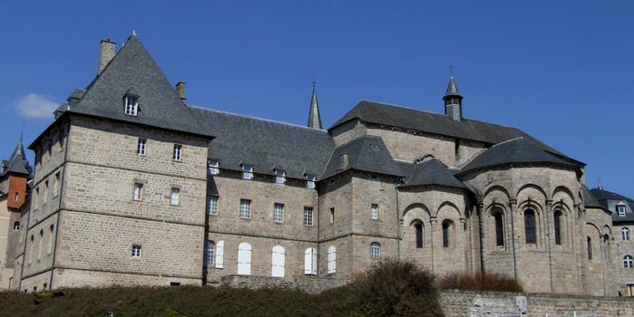 Eglise abbatiale Saint-Léger, Meymac: Chevet et bâtiments abbatiaux servant au Centre d'Art contemporain et à la Fondation Marius-Vazeilles