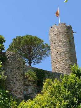 Château de Turenne - La tour César, ancien donjon, portant les couleurs de Turenne