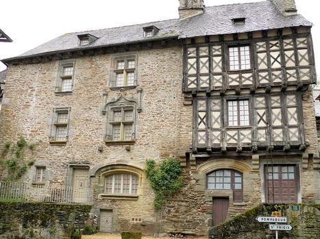 Ségur-le-Château - Maison Henri IV et maison Boyer sur la place des Claux