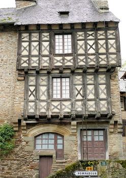 Ségur-le-Château - Maison Boyer sur la place des Claux