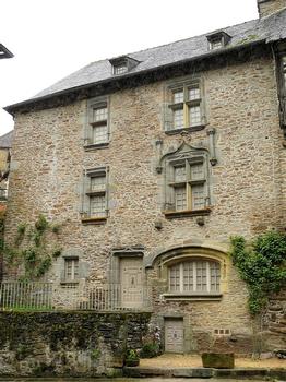 Ségur-le-Château - Maison Henri IV sur la place des Claux