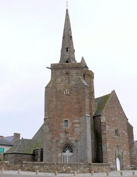 Perros-Guirec - Chapelle Notre-Dame-de-la-Clarté - La tour du clocher avec la balustrade construite avec les pierres du château de Ploumanac'h démoli en 1594, la flèche construite au 17 ème siècle. A la base, porche d'entrée dans l'église, ainsi qu'un portail en façade ouest de la chapelle