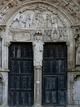 Saint-Thibault - Eglise priorale Saint-Thibault - Portail: statue de saint Thibault et le tympan représentant le couronnement de la Vierge au-dessus de la mort de la Vierge, à gauche, et l'Assomption de la Vierge, à droite (13 ème siècle)
