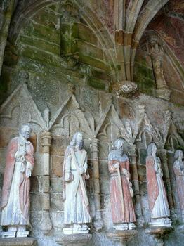 Plouha - Kermaria - Chapelle de Kermaria-an-Isquit - Statues de saints dans le porche de l'église