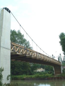 Coupvray FootbridgeDeck and suspension system above the Chalifert Canal