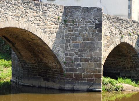 Chambon-sur-Voueize - Vieux pont - Une pile