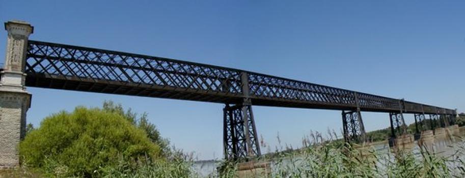 Pont ferroviarie à Cubzac-les-Ponts.Pile et tablier