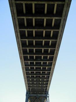 Pont ferroviarie à Cubzac-les-Ponts.Tablier du Pont sur la Dordogne