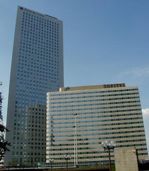 Paris-La Défense.Tour Ernst & Young et hôtel Sofitel