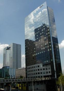 Paris-La Défense: Tours Kvaerner et Descartes et passerelle au-dessus du boulevard périphérique de la Défense