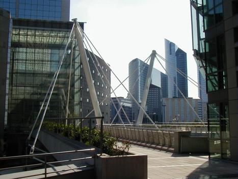 Passerelle des Collines de l'Arche: Double passerelle haubanée vers les Collines de l'Arche, au-dessus du boulevard périphérique de la Défense