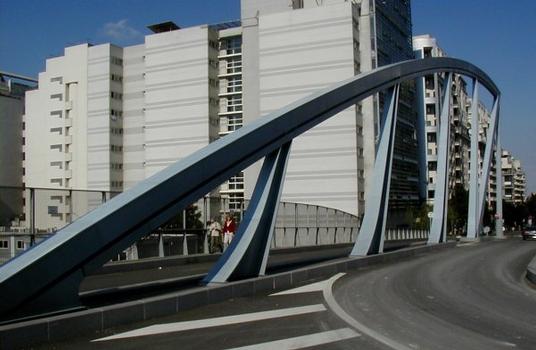 Pont Léonard de Vinci à La Défense.Poutre supérieure