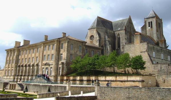 Abbaye royale de Celles-sur-Belle - Ensemble des bâtiments abbatiaux et l'ancienne église abbatiale Notre-Dame