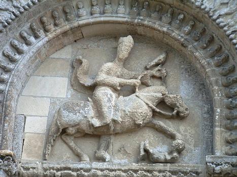 Parthenay-le-Vieux - Eglise Saint-Pierre - Fausse-porte de gauche - tympan: relief représentant un cavalier