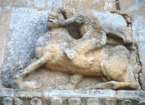 Parthenay-le-Vieux - Eglise Saint-Pierre - Fausse-porte de droite - tympan: relief représentant Samson terrassant le lion