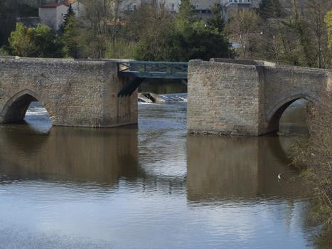 Thouars - Pont des Chouans - La passerelle remplaçant la tour avec pont-levis et corps de garde